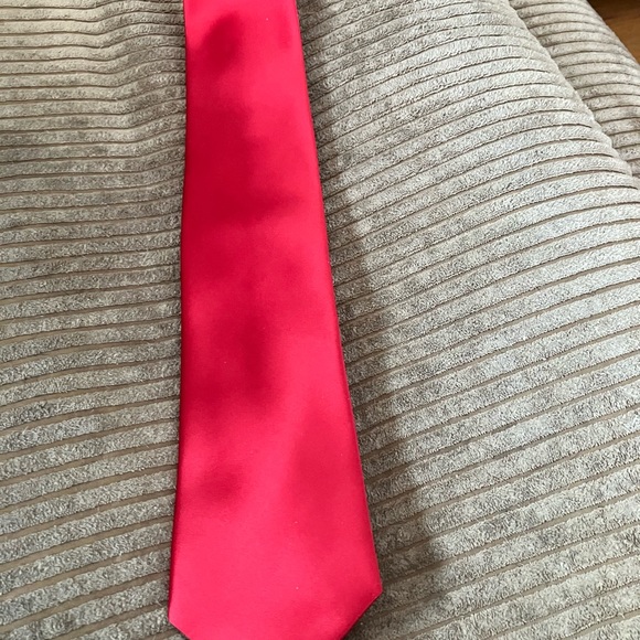 Elegant Red Men's Tie - Picture 1 of 4
